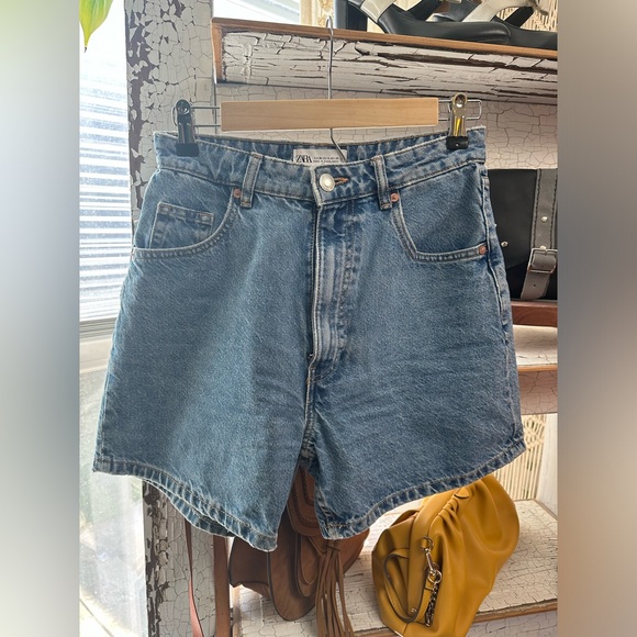 The perfect summer short, high waisted, medium blue jeans, Zara US size 4. - Picture 2 of 5